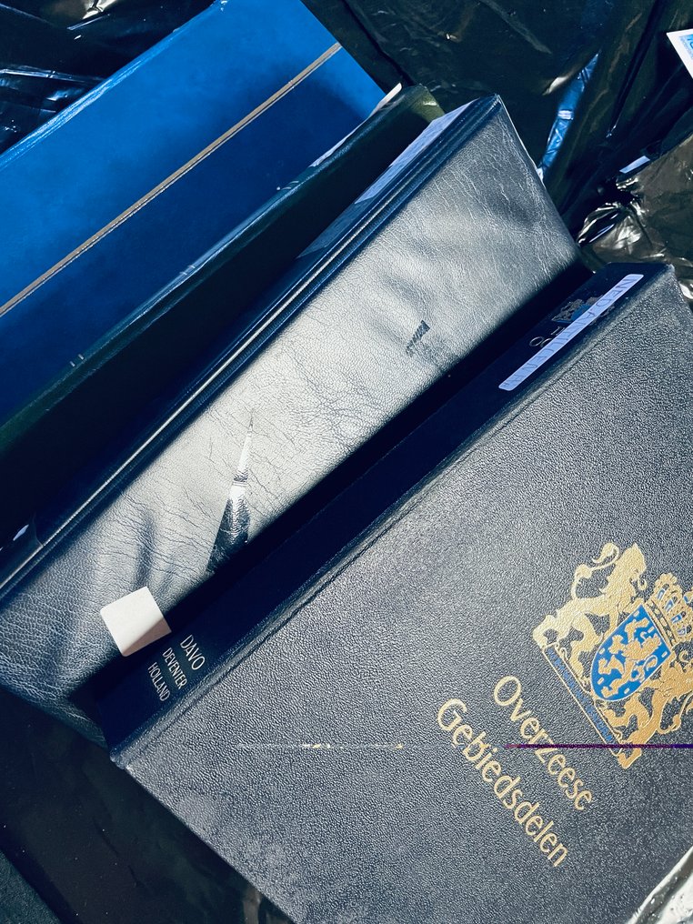 Netherlands  - Collection / Researcher in Dutch in various albums, along with booklets. #1.0