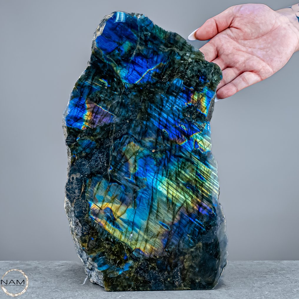 Μεγαλοπρεπής λαβραδορίτης από τη Μαδαγασκάρη – Το παιχνίδι του Βόρειου Φωτός σε πέτρα αποτυπωμένο- 5941.36 g #1.0