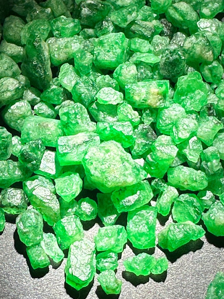 Emerald Amazing Pieces! Muzo Top Green Crystals. AAA+++ Quality. 100 Ct. , Sparkling Pieces, %100 - Height: 8 mm - Width: 4 mm- 20 g #1.0