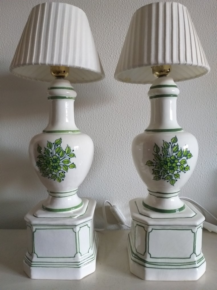 (Manises) España - Bordlampe (2) - Par af emaljerede stentøjslamper. - Manises-lamper #2.1