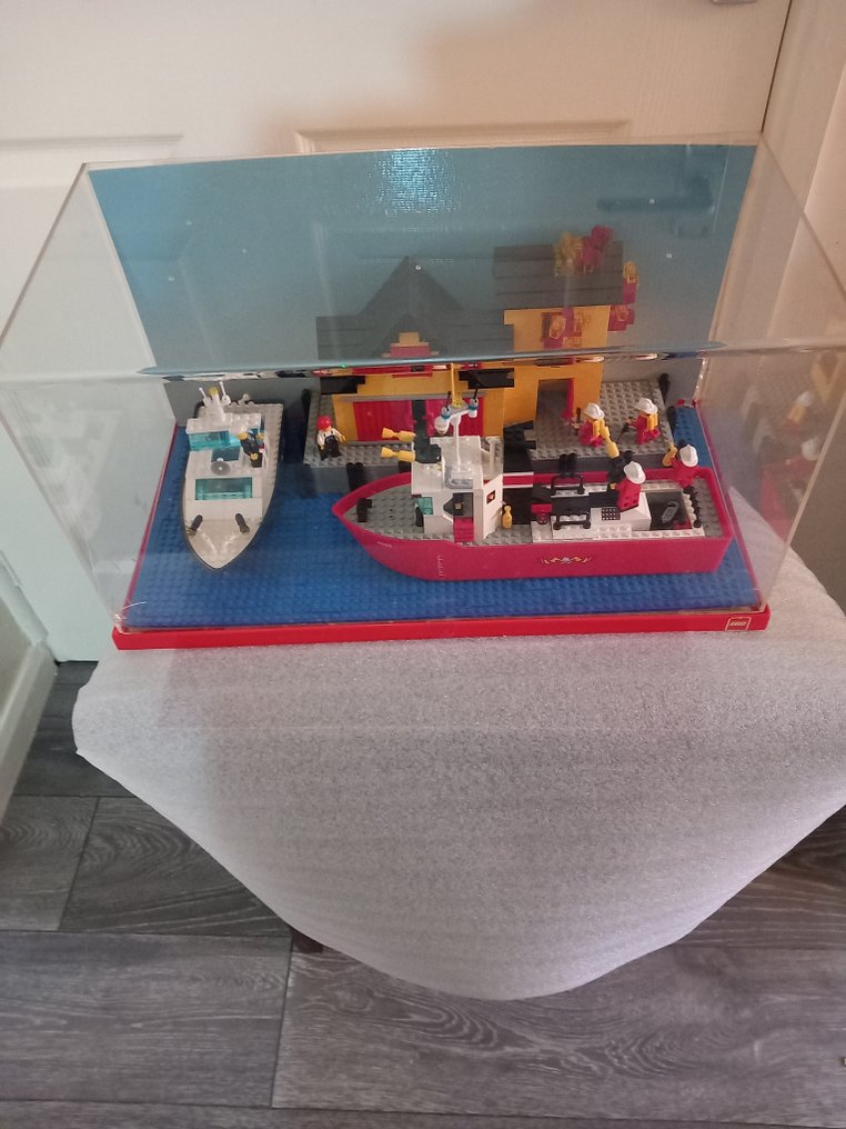 Lego MOC (a minha própria criação, do inglês My own creation) - Fire boat &police rescue scene #3.2