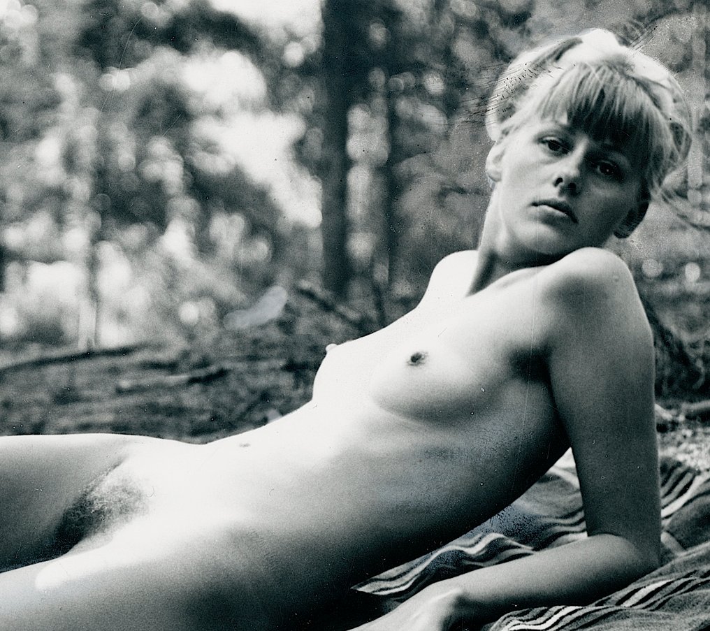 Jaybird (Korenjak) - Akt, junge Frau nackt auf Waldboden, USA, FKK, um 1965 #3.2