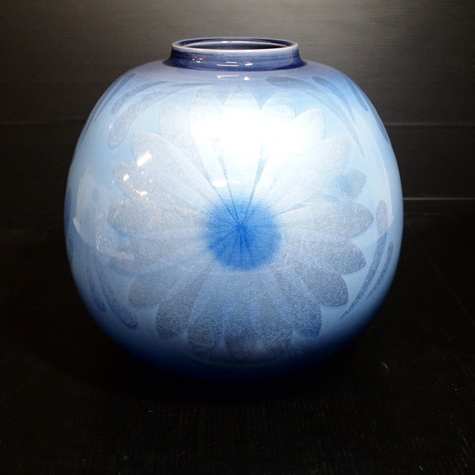 花瓶 - 非常精致的淡蓝色百合金彩花瓶，签名——中田一男（1949年出生）, 瓷 - 日本 #1.0