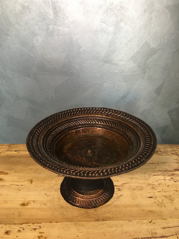 古老的浮雕和滚珠装饰的铜底座，呈东方青铜色。 - 铜 - 尼泊尔 - 十九世纪 #1.0