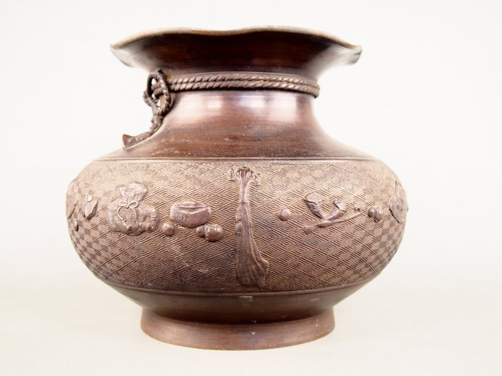 Vase - Bronze, Daming Xuande vase with auspicious treasure motif - Japan - Edo Period (1600-1868) #1.0