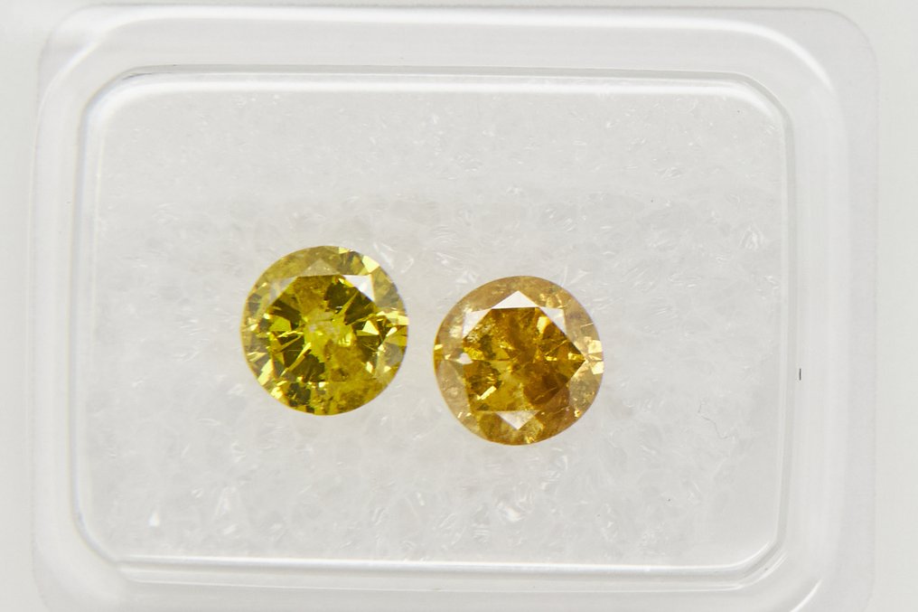 Ingen mindstepris - 2 pcs Diamant  (Farvebehandlet)  - 1.08 ct - Rund - I2, I3 - Gem Report Antwerp (GRA) #2.1