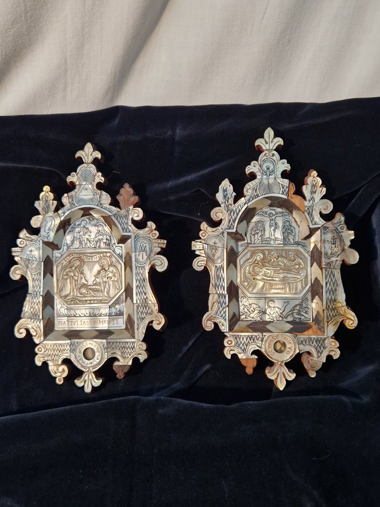Par de placas em madreperla esculpida com relicários - Nacre - Madreperla, Madeira - 1850-1900 #1.0