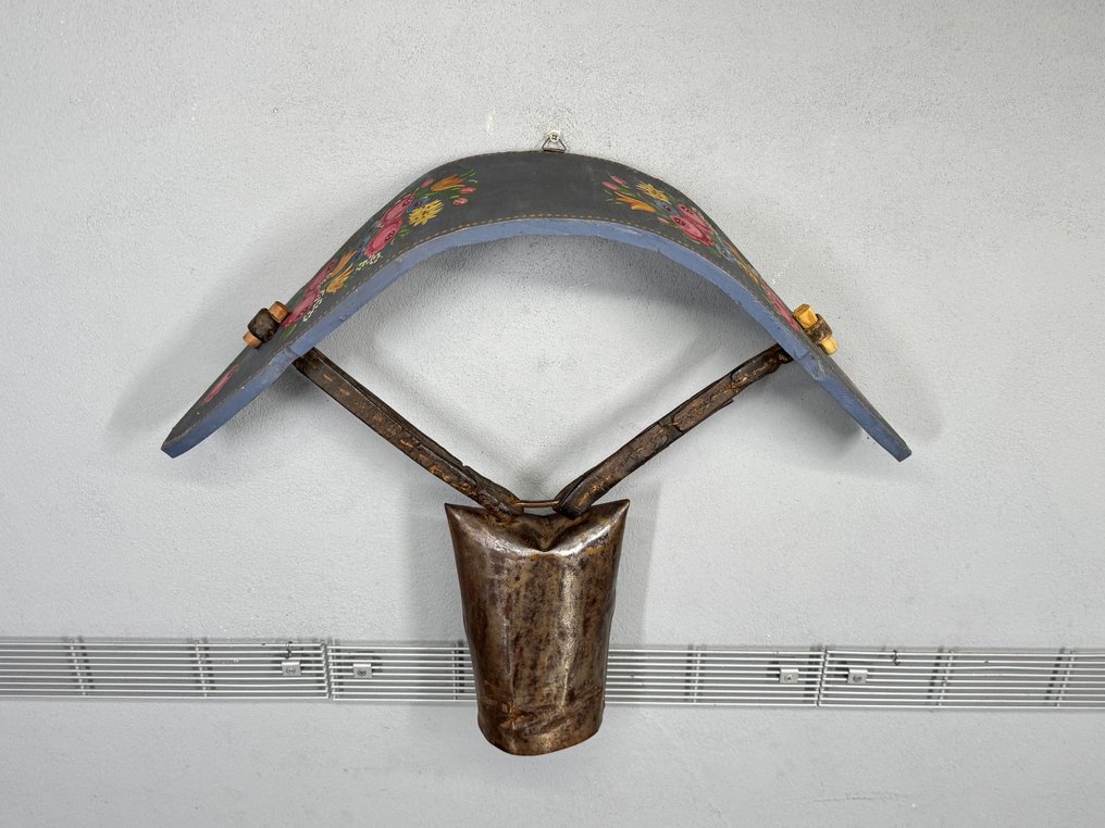 Koeienbel met handbeschilderde houten kap – gesigneerd door L. Bohrer - Tool #2.1