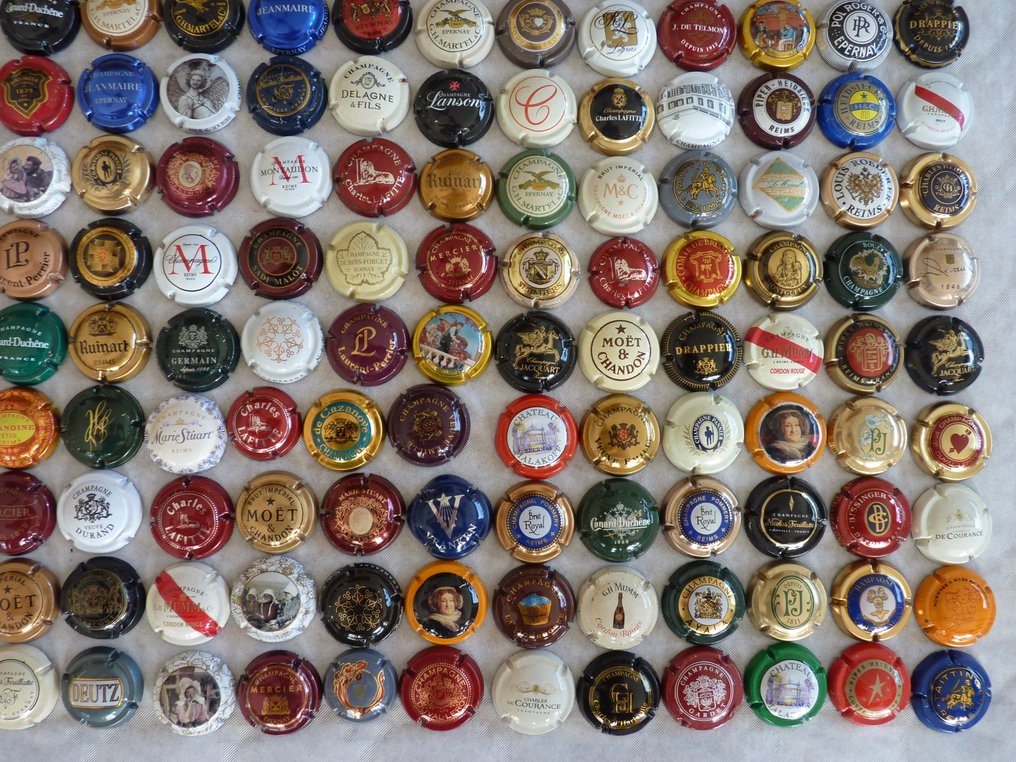 Themed collection - 300 pretty champagne capsules without double (+ 5 offered). - Mumm 2000, Mignon, Perrier Jouet, Taittinger, Drappier, Germain. #2.1