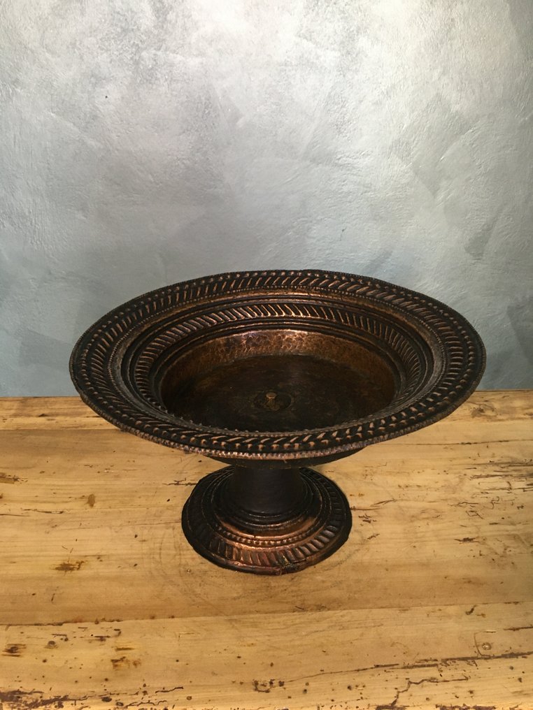 古老的浮雕和滚珠装饰的铜底座，呈东方青铜色。 - 铜 - 尼泊尔 - 十九世纪 #1.0