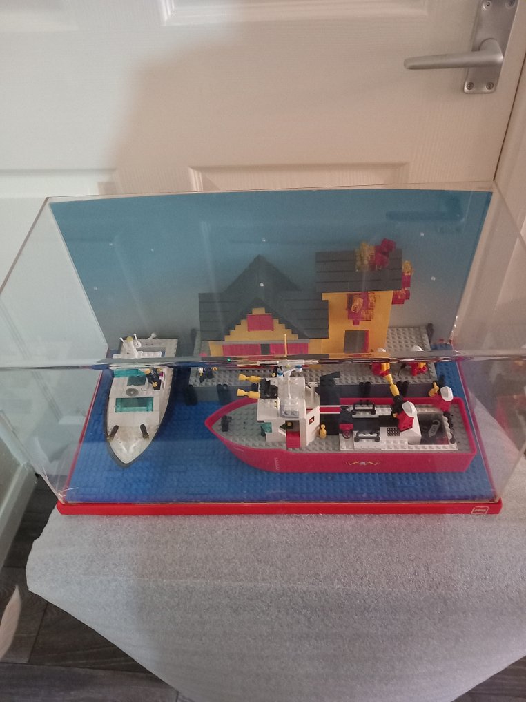 Lego MOC (a minha própria criação, do inglês My own creation) - Fire boat &police rescue scene #1.0