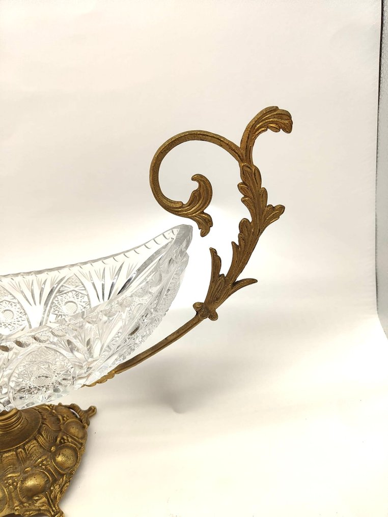 Centrepiece  - Curved glass centerpiece stand with handles and a bronze frame at the base. #4.3