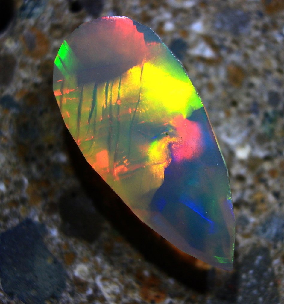 Spectacular Ethiopian Wello Opal of 4.30 carats. Faceted drop-shaped - Height: 20 mm - Width: 9 mm- 0.86 g #4.3