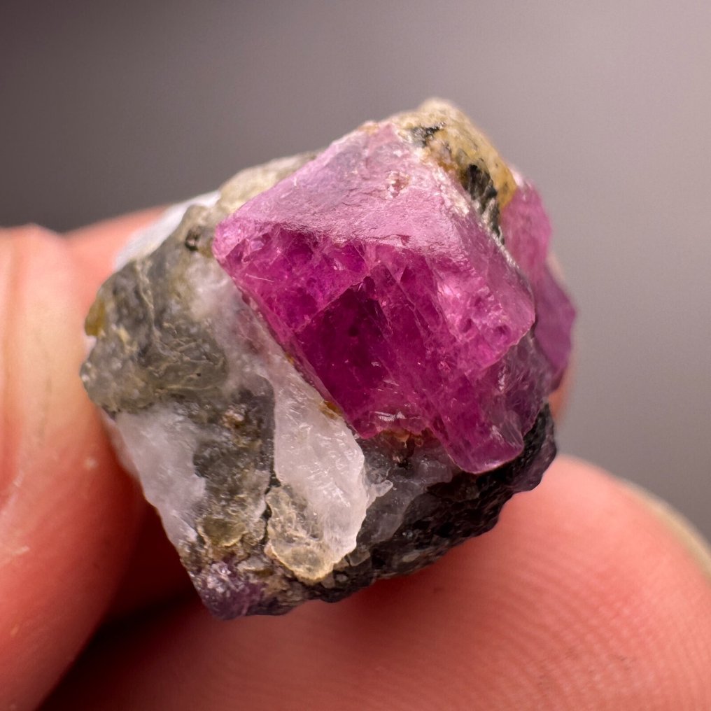 Rubi Cristal sob matriz - Altura: 21 mm - Largura: 16 mm- 6.93 g - (1) #1.0