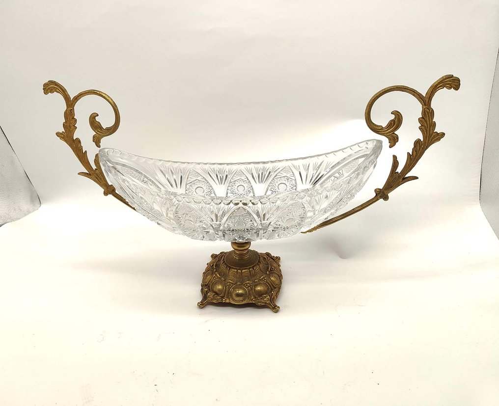 Centrepiece  - Curved glass centerpiece stand with handles and a bronze frame at the base. #1.0