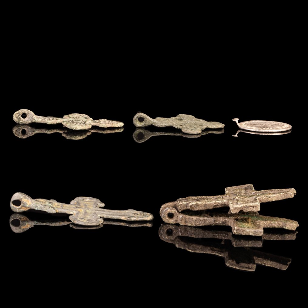 中世纪后期 铜质十字吊坠和银质奖章  (没有保留价) #2.1