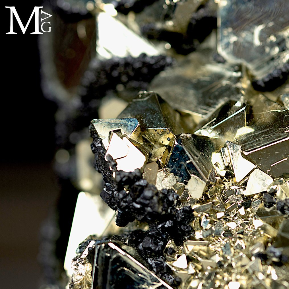 Collector specimen Pyrite with Marmatite – Huanzala Mine, Peru - Height: 125 mm - Width: 125 mm- 3302 g #4.3