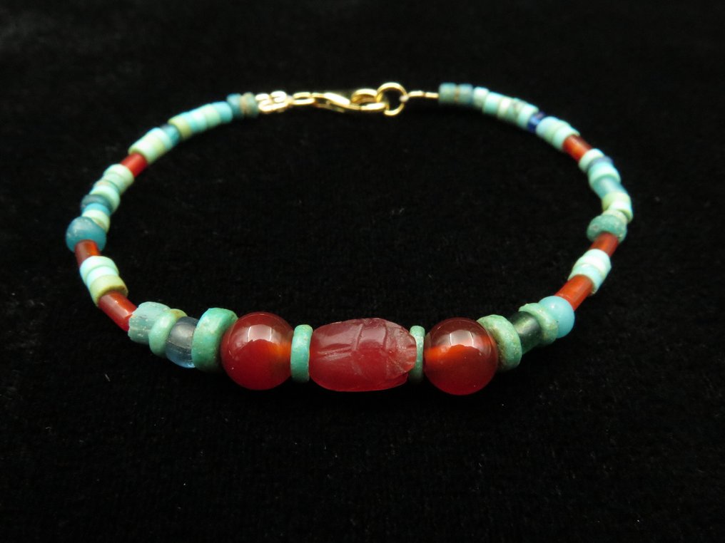 Αρχαία Αιγυπτιακή Βραχιόλι από γυαλί, τυρκουάζ, καρνελιάν και φαιάς χάντρες με μούμια και σκαραβαίο καρνελιάν. - 16.5 cm (χωρίς τιμή ασφαλείας) #1.0