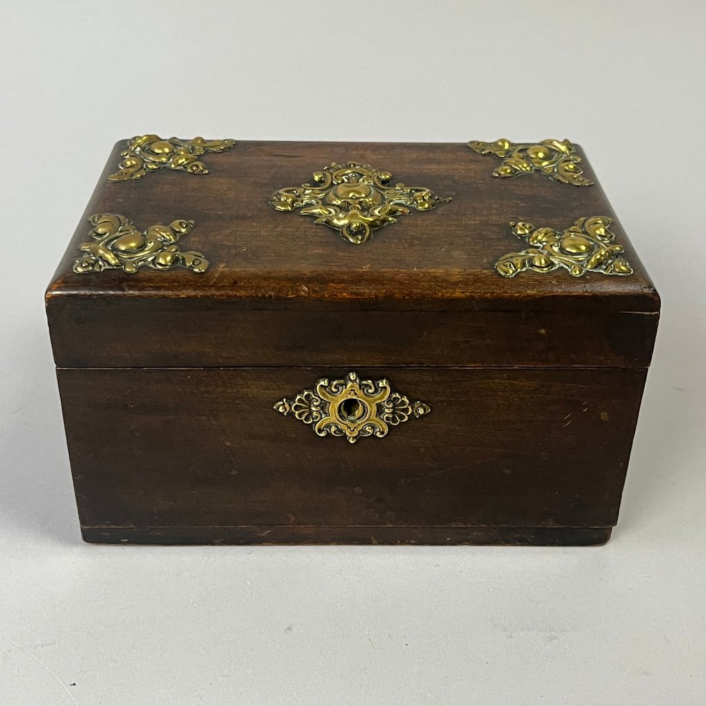 Kista - Antikt 1800-tal - Teacaddy - Notenhouten kistje med mässingsornament och låsbeslag - ca 1880 - Valnöt, Mässing #1.0