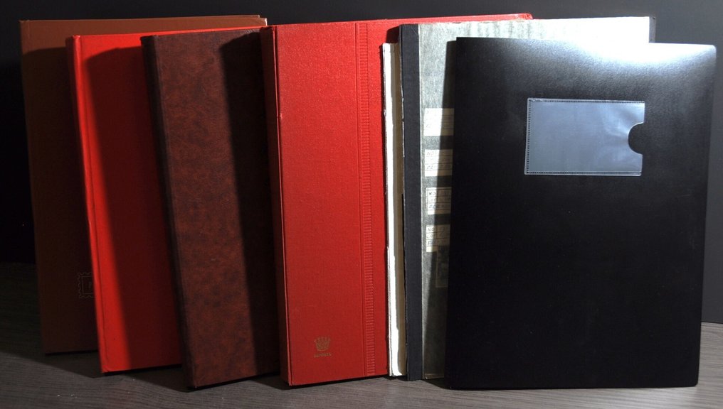 Mondo - Raccolta con paesi diversi in una pila di libri di francobolli. #1.0