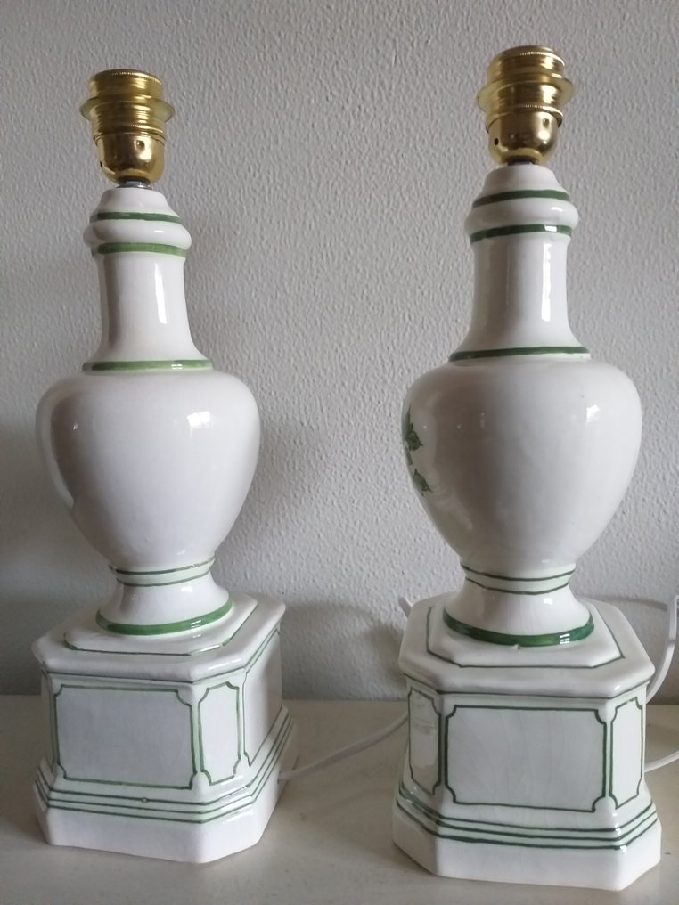 (Manises) España - Bordlampe (2) - Par af emaljerede stentøjslamper. - Manises-lamper #1.0