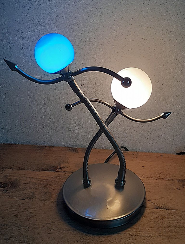 CK Leuchten - Επιτραπέζιο φωτιστικό - Η διασκέδαση του κόσμου. - Ατσάλι και οπάλ/γάλακτος κυανόχρωμο γυαλί. #4.3