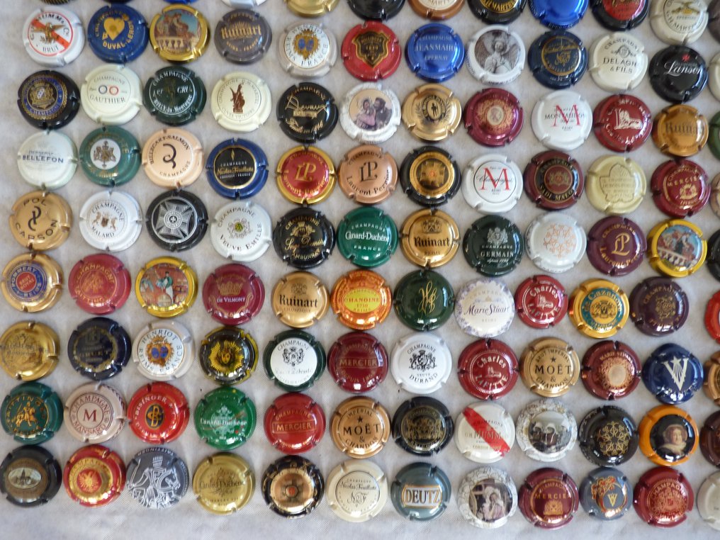 Themed collection - 300 pretty champagne capsules without double (+ 5 offered). - Mumm 2000, Mignon, Perrier Jouet, Taittinger, Drappier, Germain. #3.2