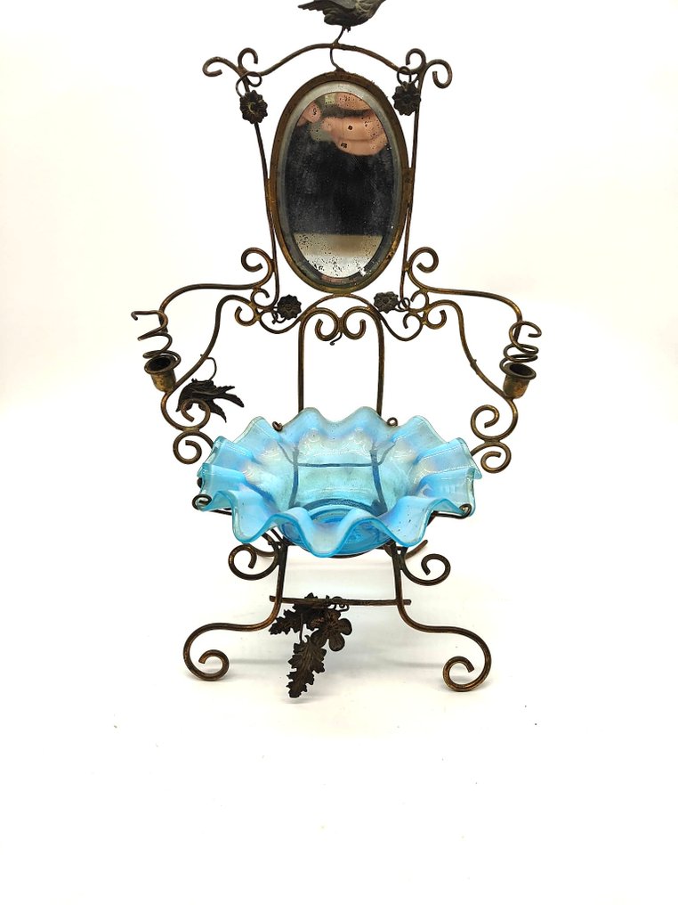 Conjunto de toucador - Toalete para maquiagem com espelho, porta-joias em vidro colorido e estrutura em metal dourado. #1.0