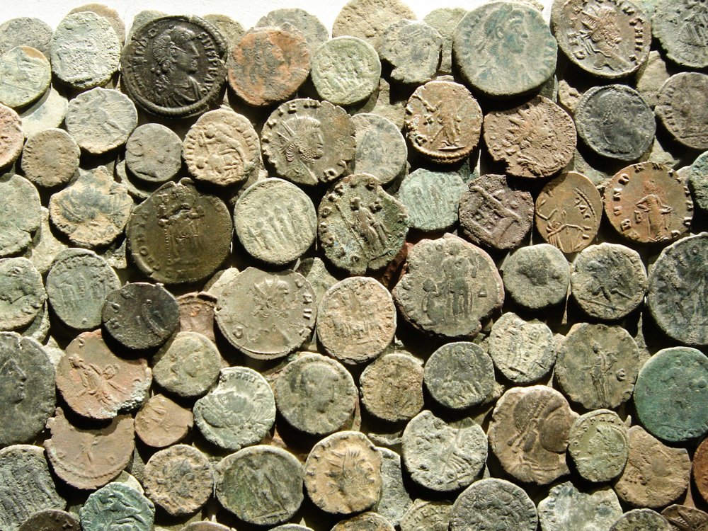 Rooman imperiumi Lot of 150 Roman Imperial bronze coins. The lot includes some ases and quadrans from I-III centuries A.D.  (Ei pohjahintaa) #4.3