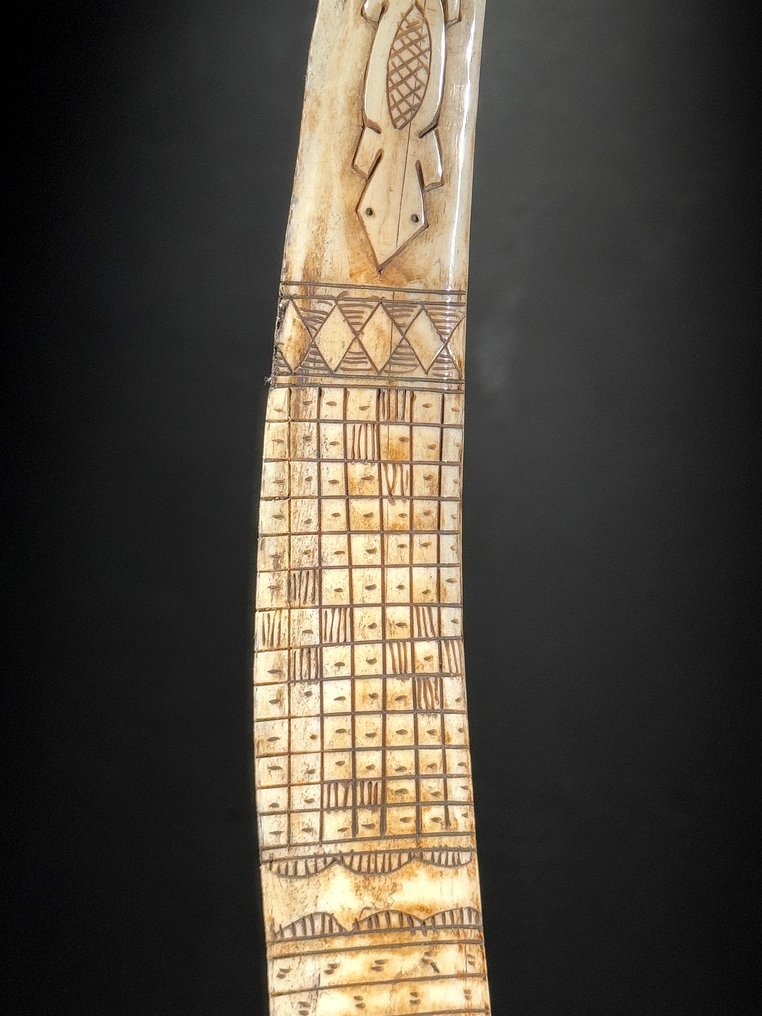 NO RESERVE PRICE - Wonderful Sumatra Calendar made out of Bone on a custom stand- Bone - Bovine - 43 cm - 6 cm - 9 cm- Non-CITES species - (1) #3.2