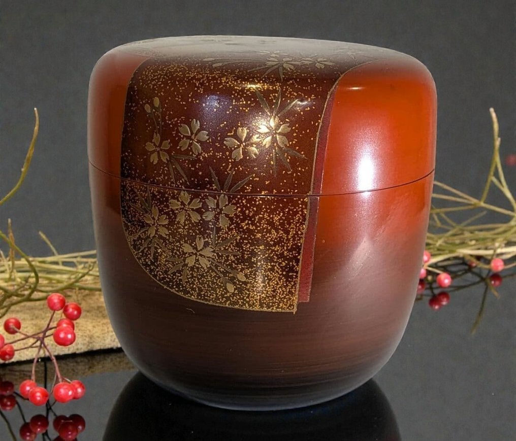 ‘Matsu Kui Tsuru’ (Pine-Eating Cranes) - Sozan Nakamura 中村宗山 - Tea caddy/ box - Lacquer, Wood - Maki-e Design #1.0