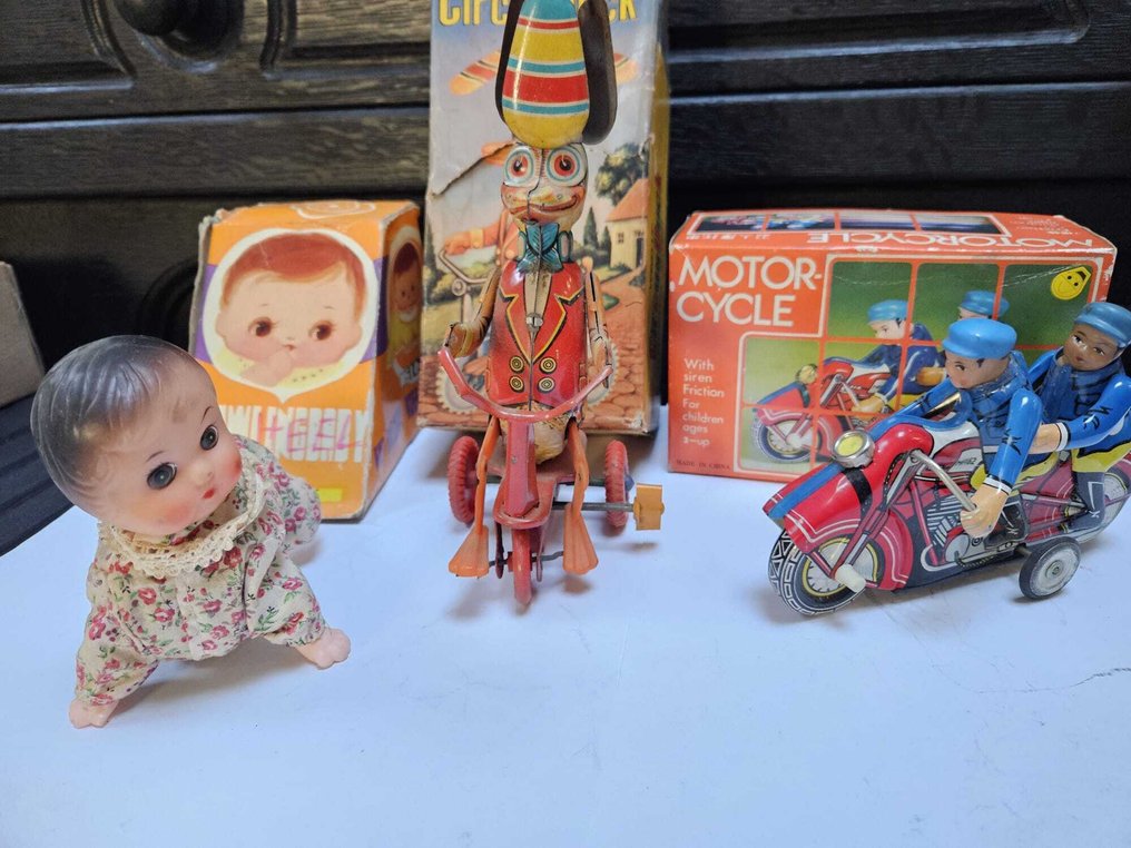 Various Manufacturers - Erilaisia tinapakkauksia leluja, mukaan lukien wind-up Circus Duck. - Vieteritinalelu #1.0