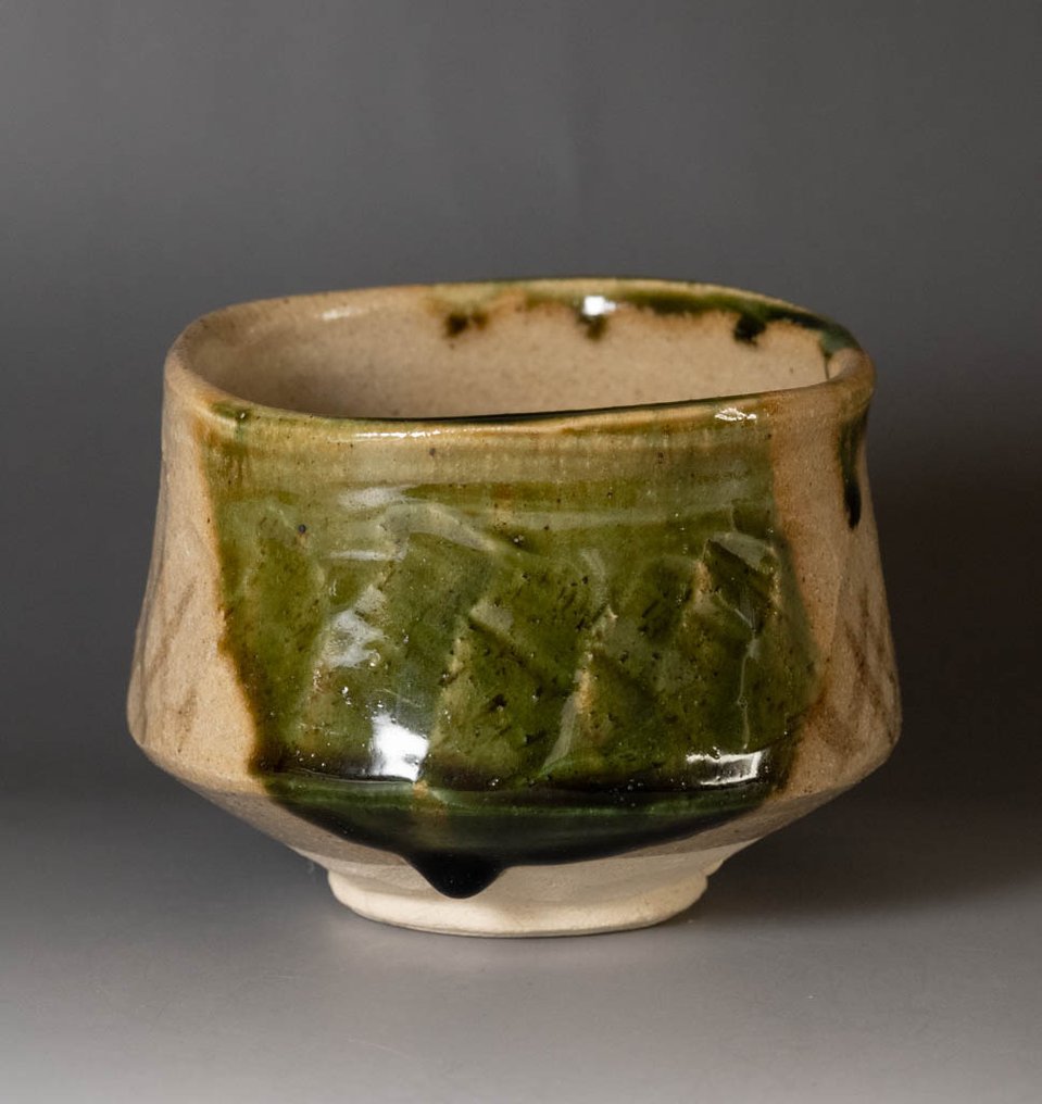 Oribe chawan – 滴落的绿色 – - 陶瓷 - Kaitaro Kojima 児島塊太郎 (b. 1947) - 日本 - 昭和年代(1926-1989) #1.0
