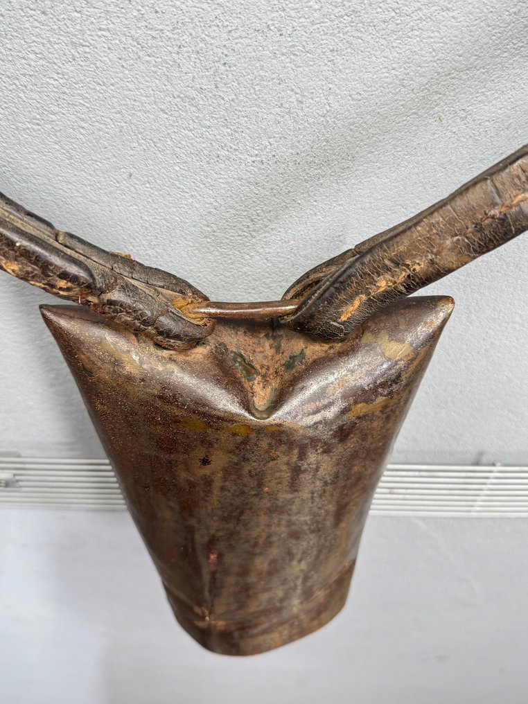 Koeienbel met handbeschilderde houten kap – gesigneerd door L. Bohrer - Tool #4.3