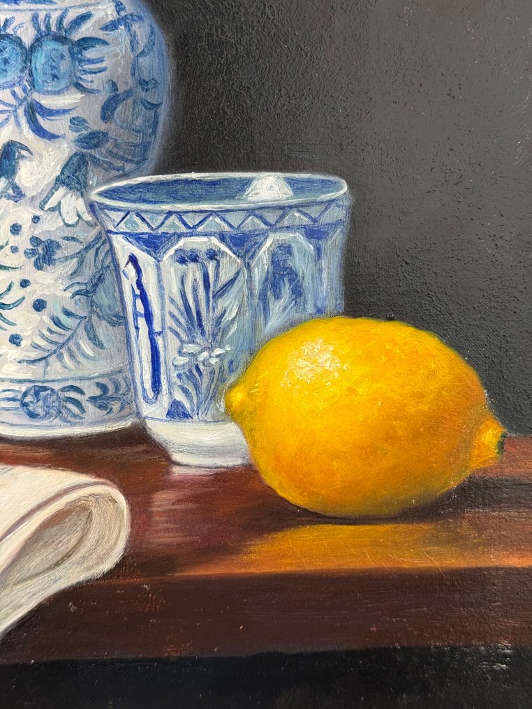 Valerio Altamira (XX-XXI) - Natura Morta con Limoni e Porcellana Blu #3.2