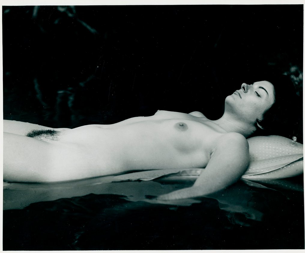 Jaybird (Korenjak) - Akt,  junge Frau schwimmt nackt im Pool, USA, FKK, um 1965 #1.0