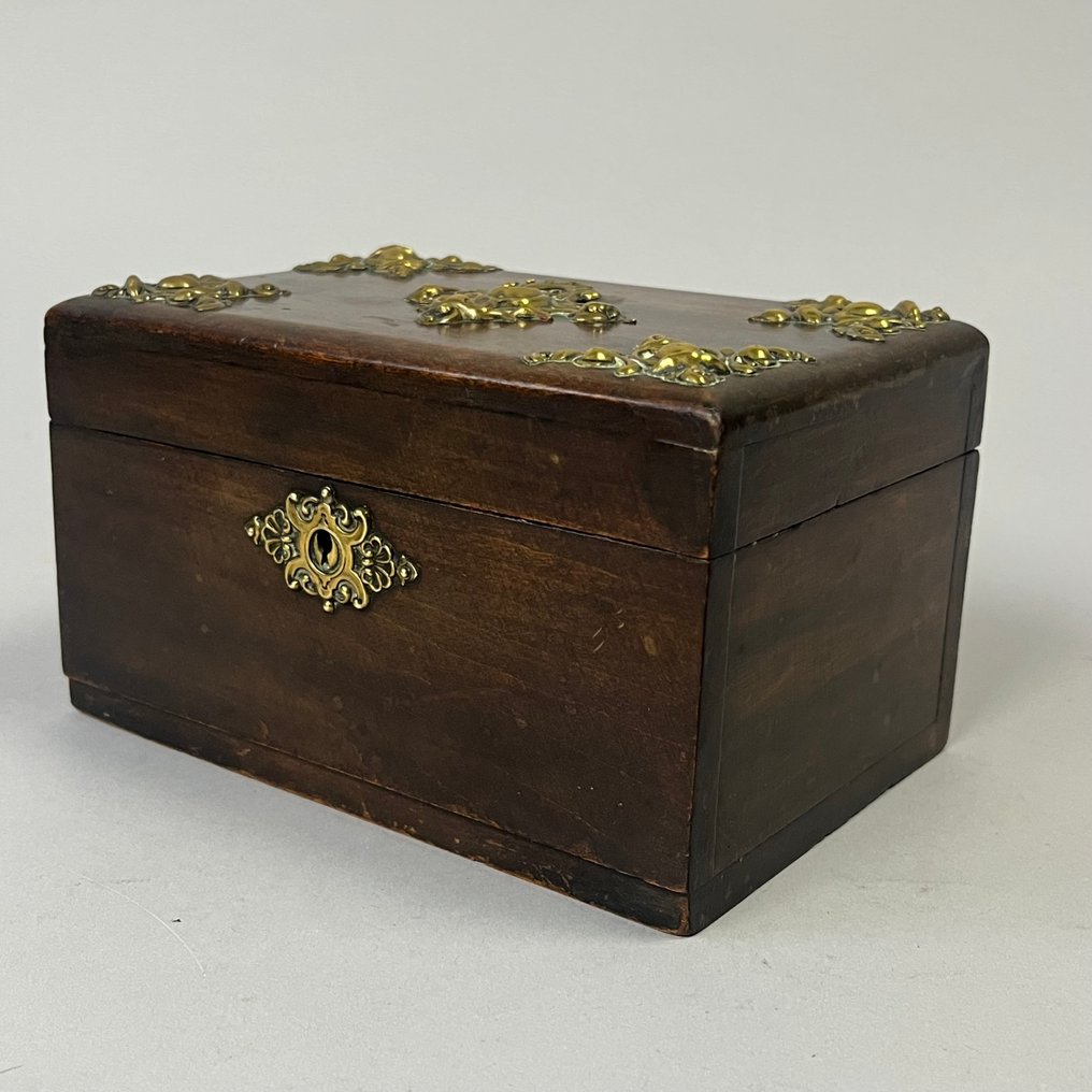 Kista - Antikt 1800-tal - Teacaddy - Notenhouten kistje med mässingsornament och låsbeslag - ca 1880 - Valnöt, Mässing #2.1