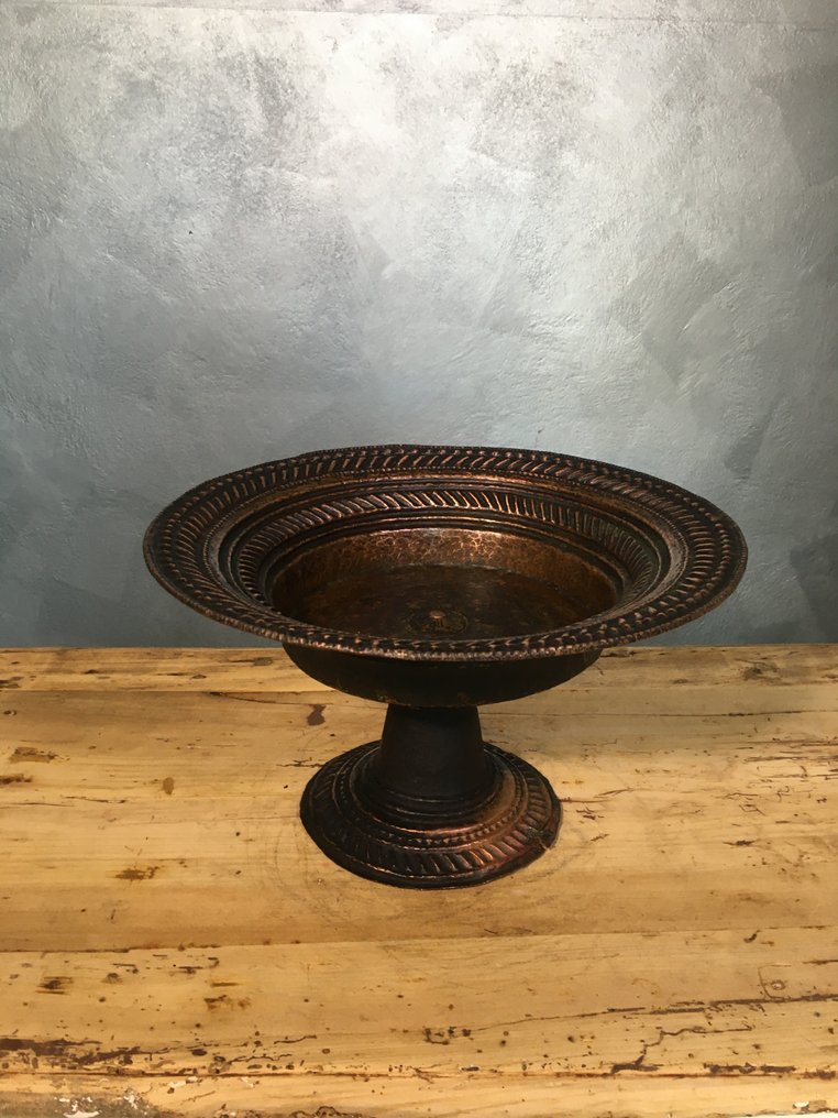 古老的浮雕和滚珠装饰的铜底座，呈东方青铜色。 - 铜 - 尼泊尔 - 十九世纪 #2.1