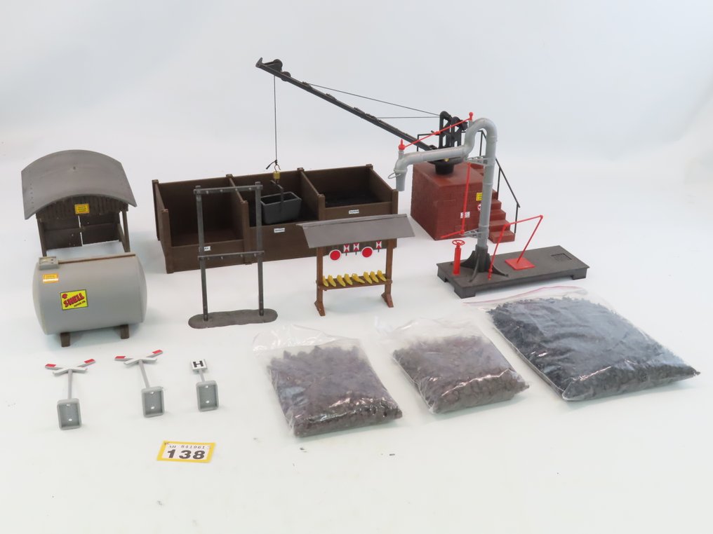 Pola, LGB G - 330995 - Byggnader till modelltåg (12) - Vattenkran, dieselopslagstank, kolbunker och extra tillbehör/accessoarer. #1.0