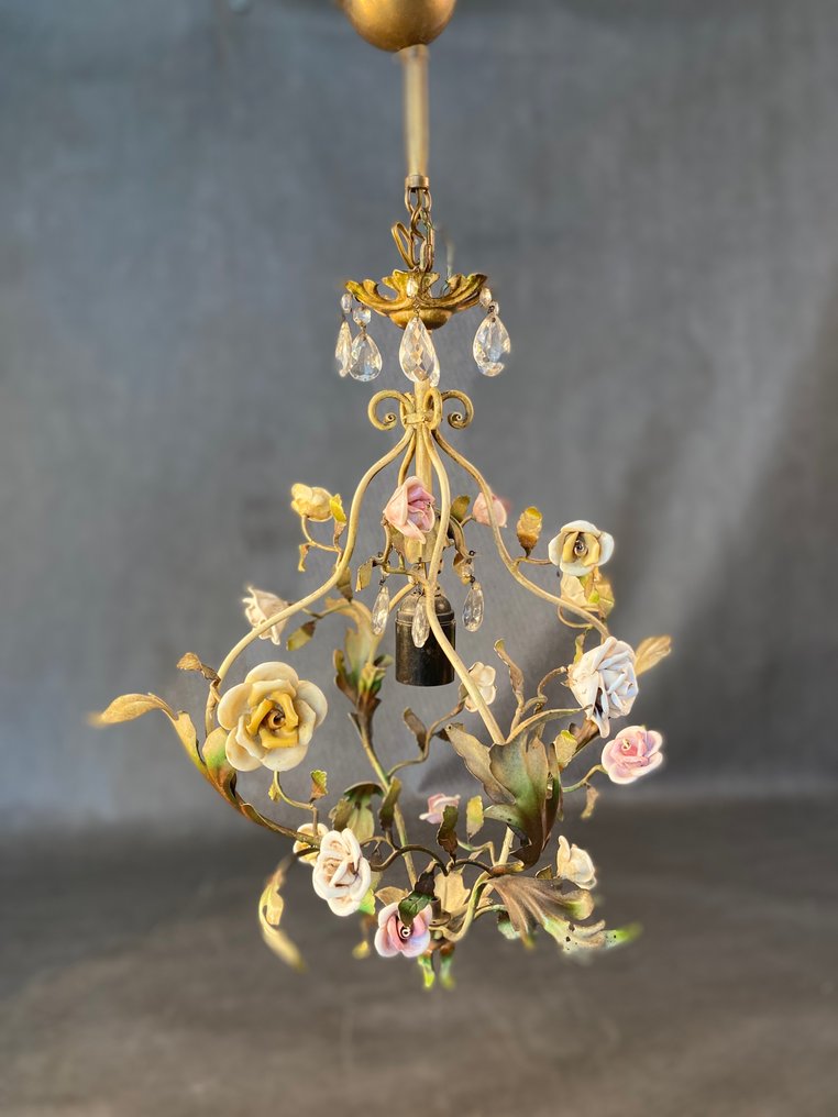 枝形吊灯 - 铁, 瓷 - 意大利吊灯，带有多彩瓷玫瑰，1950年代，金色铁质结构及吊坠。 #1.0