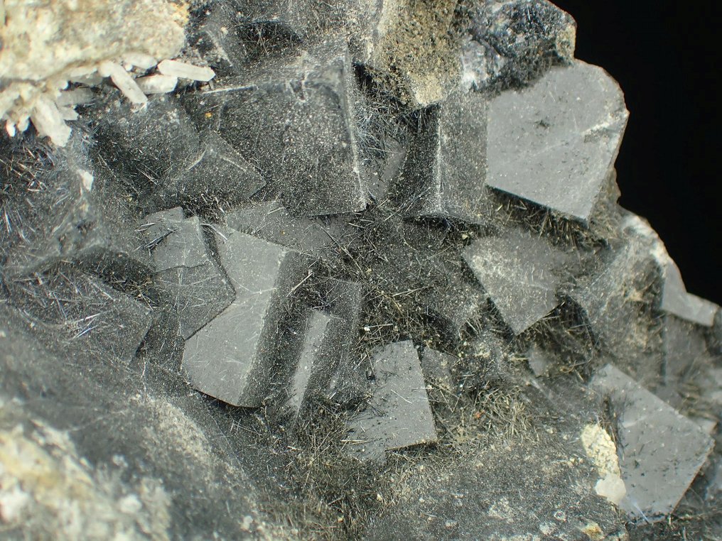 Fluorite with Stibnite Crystals on matrix - Height: 87 mm - Width: 60 mm- 174 g #1.0