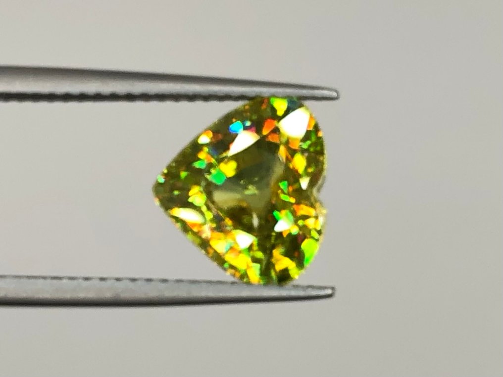 1 pcs Titanite - 4.08 ct - International Colored Gemstone Association (ICA GemLab) #4.3