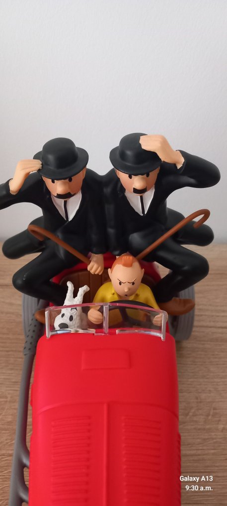 Tintin - Tintin - 1 - Tintin - Statuette Moulinsart / Réf. Moulamilcar - Tintin, Milou et les Dupont/d dans l'Amilcar - #1.0