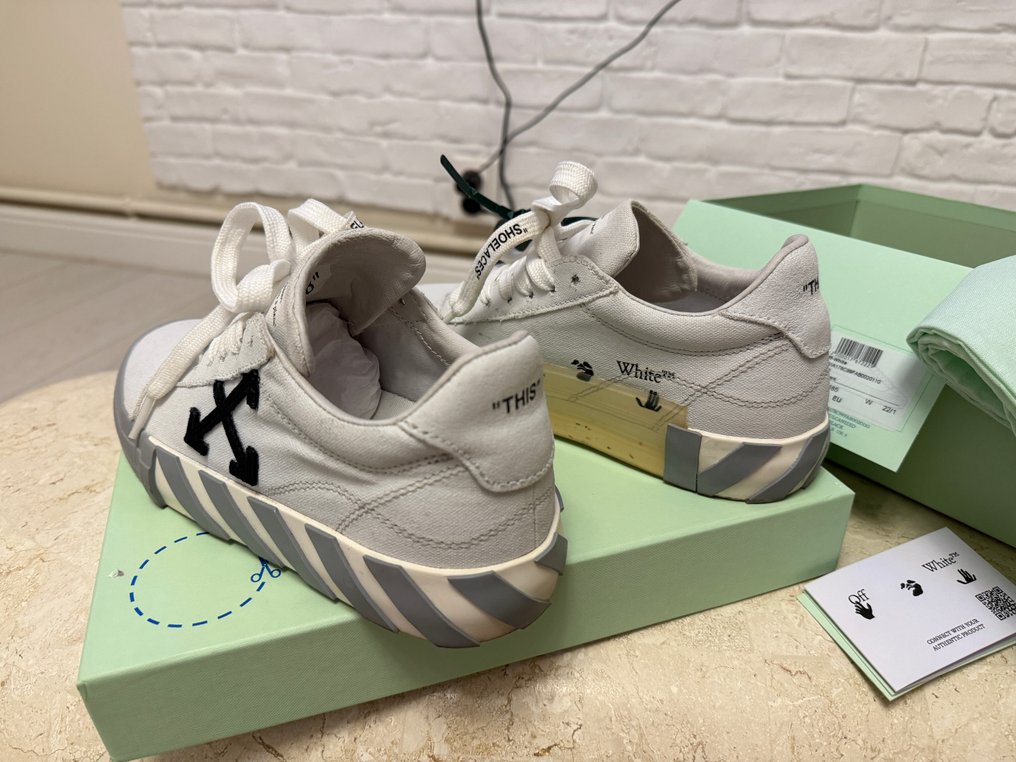 Off White - Off-White Low Top - Sneakers - Size: EU 37.5 #4.3