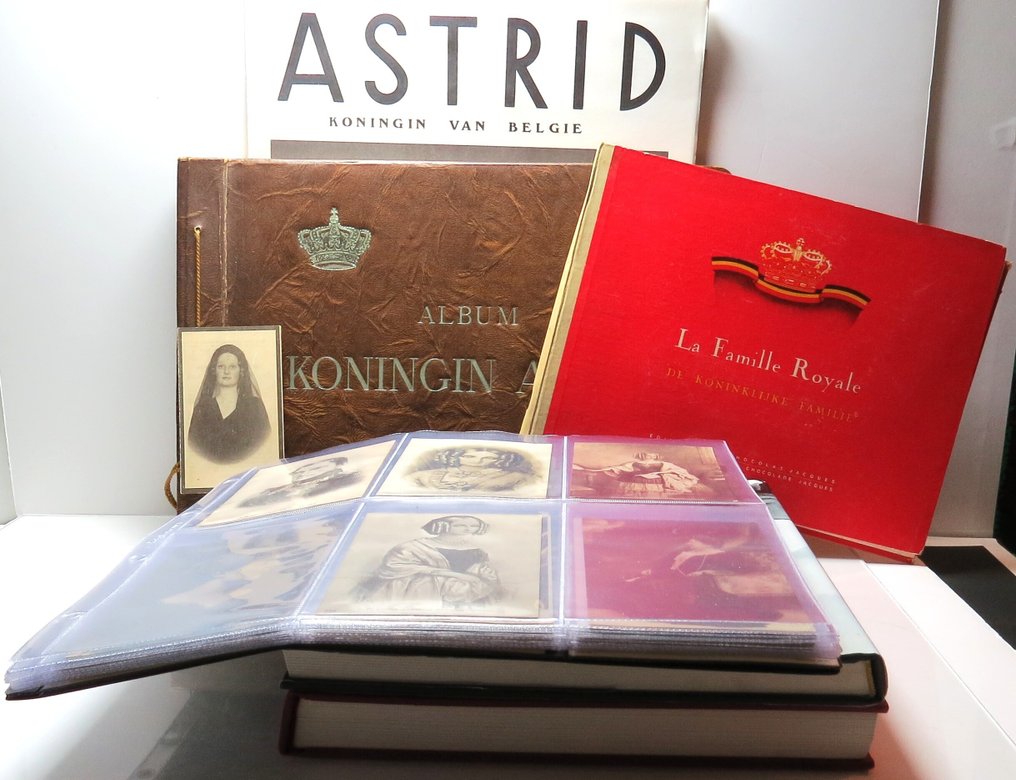 Belgian Monarchy (65 PCP - 2 Albums - 2 newspapers - 3 books) - Postcard album (72) - 1900-2001 #1.0