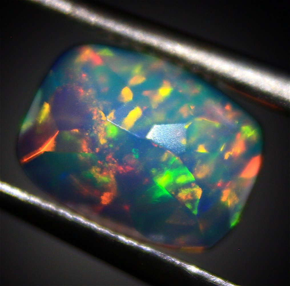 克拉数 3.40 天然埃塞俄比亚欧泊 多面 - 高度: 8 mm - 宽度: 6 mm- 0.68 g #3.2