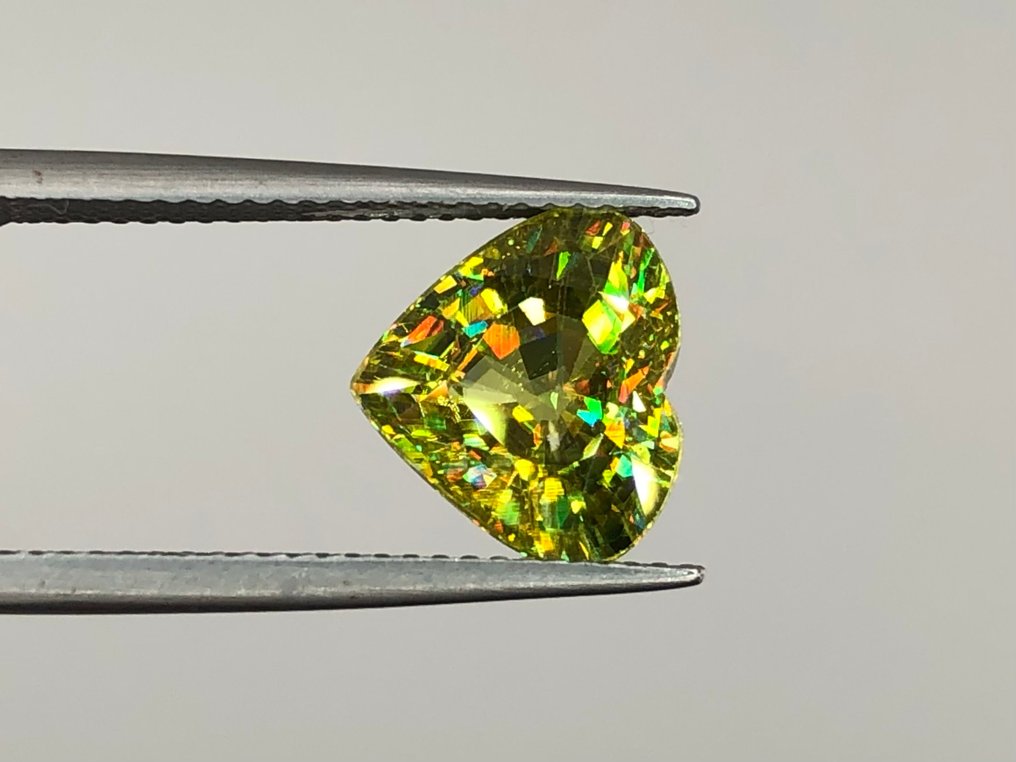 1 pcs Titanite - 4.08 ct - International Colored Gemstone Association (ICA GemLab) #1.0