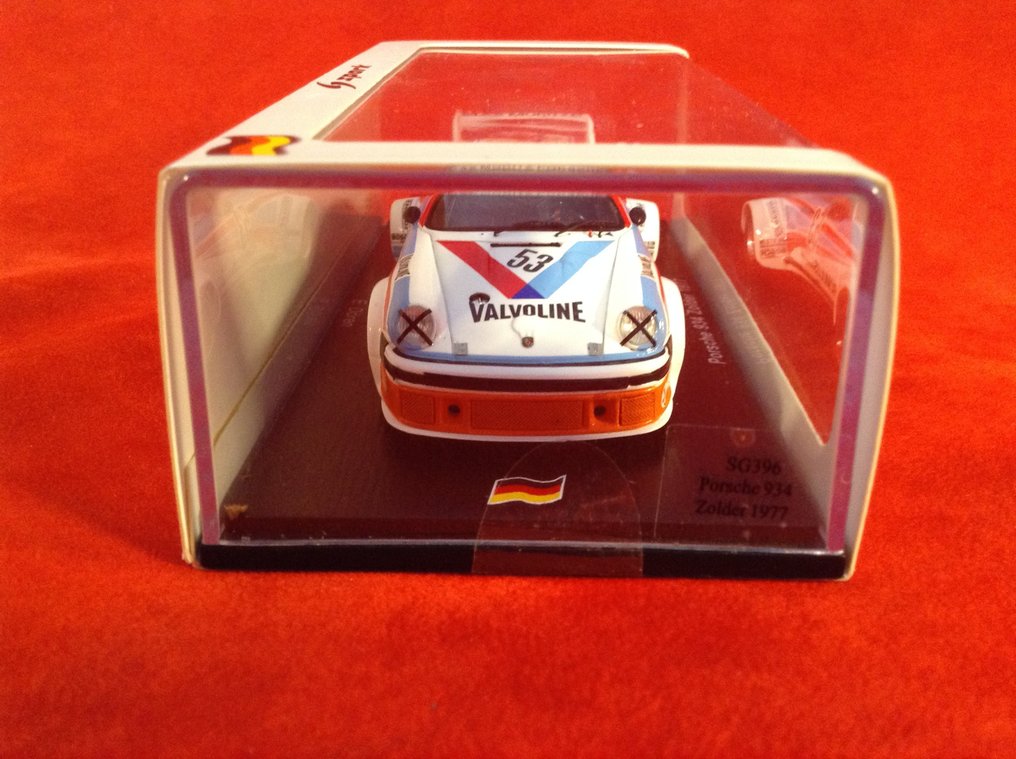 Spark 1:43 - Modelracerbil - ref. #SG396 Porsche 934/5 Gr5 Max Moritz Team "Valvoline" 6° Zolder 1977 #53 Edgar Dören - Et meget specifikt Porsche 934/5-karosseri - vidunderlig racerlakering - en meget sjælden model i #4.3