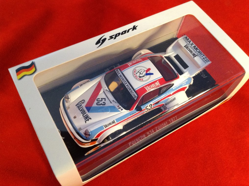 Spark 1:43 - Modelracerbil - ref. #SG396 Porsche 934/5 Gr5 Max Moritz Team "Valvoline" 6° Zolder 1977 #53 Edgar Dören - Et meget specifikt Porsche 934/5-karosseri - vidunderlig racerlakering - en meget sjælden model i #1.0