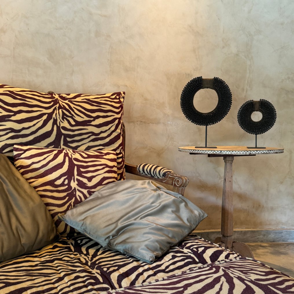 Διακοσμητικό στολίδι - NO RESERVE PRICE - Pair of Black/Dark Brown coloured tolai necklaces on custom stands - Παπούα Νέα Γουινέα #3.2